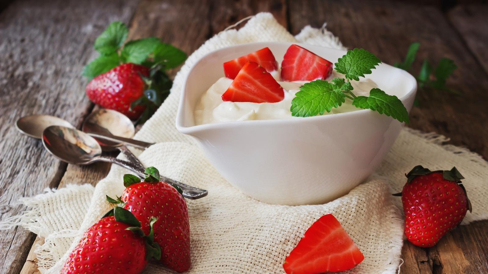 YOGURES (natural, cremoso, desnatado, de sabores: cremoso con zanahoria, con melocotón, con arándanos, con ciruela verde