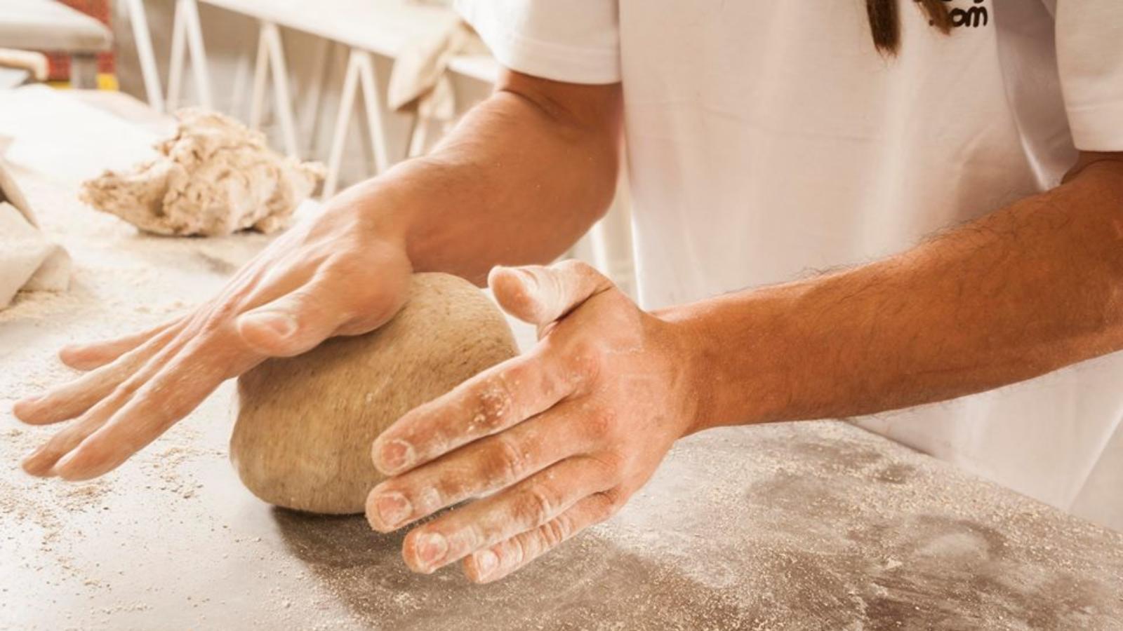 Amasamos despacio, con mucha paciencia y cariño y tras dejar fermentar un largo tiempo