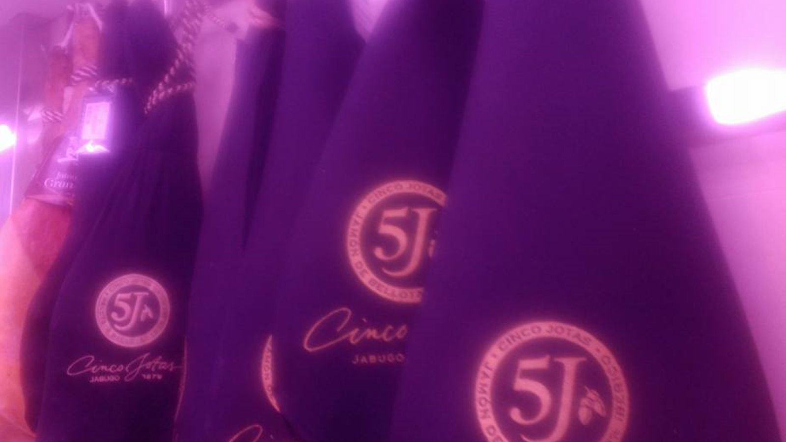 En nuestro establecimiento puede encontrar el catalogado como uno de los mejores jamones 5J