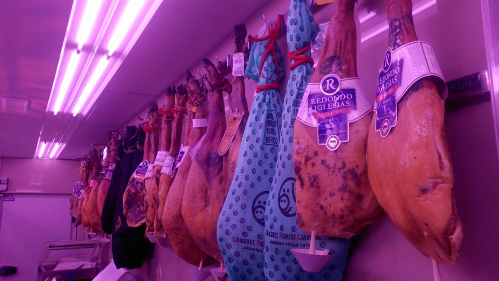 Esta solo una pequeña muestra de la especialidad de esta casa, los jamones, en todas las categorías y precios