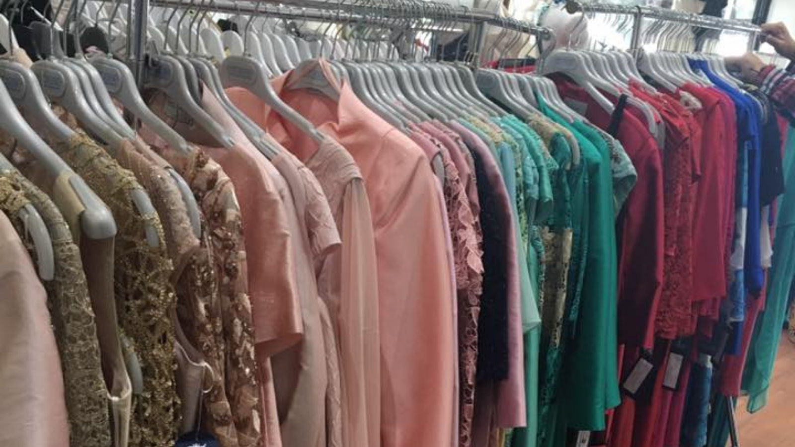 Algo de nuestros vestidos en cocktel de varias de nuestras firmas y modelos propios realizados a medida para nuestras clientas en nuestro atelier de costura.