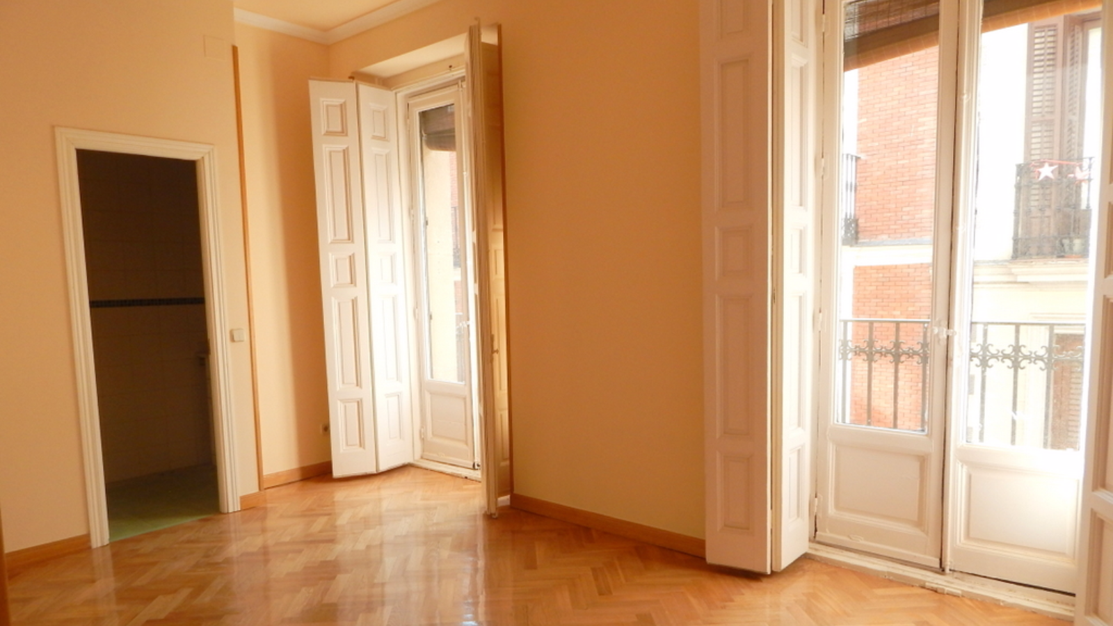 Accede a nuestra cartera de inmuebles en www.deapi.es. Si no, podemos ayudarte a encontrar lo que buscas.