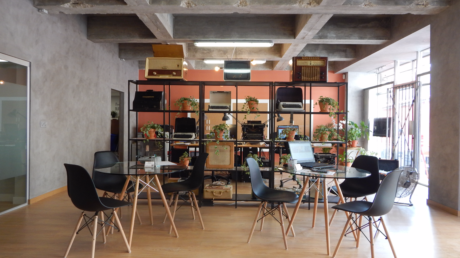 Tu inmobiliaria de confianza desde 1995 estrena nueva oficina. Agentes de la Propiedad Inmobiliaria colegiados. Pásate a vernos!