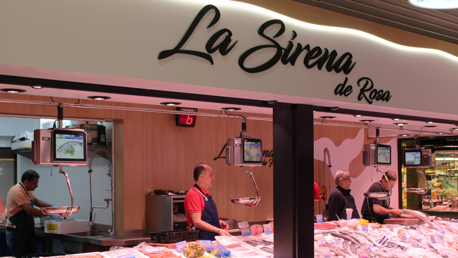 Pescadería tradicional del mercado de Chamberí