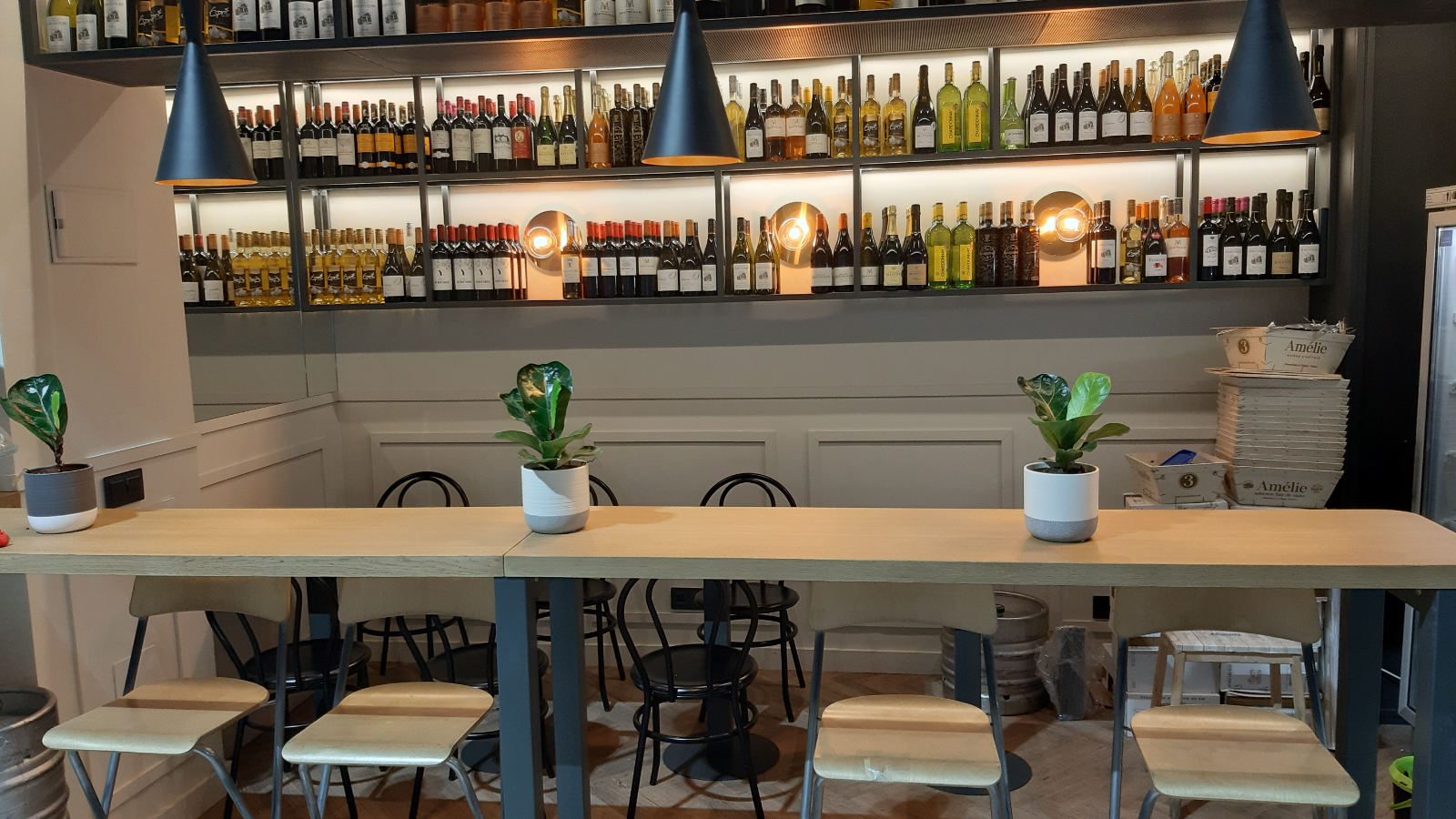 Bistrot situado en el emblemático mercado de La Paz, disponemos de una carta franco-mediterránea con raciones, arroces, carnes y pescados, resaltando la barra de ostras fine de claire. todo para su deleite