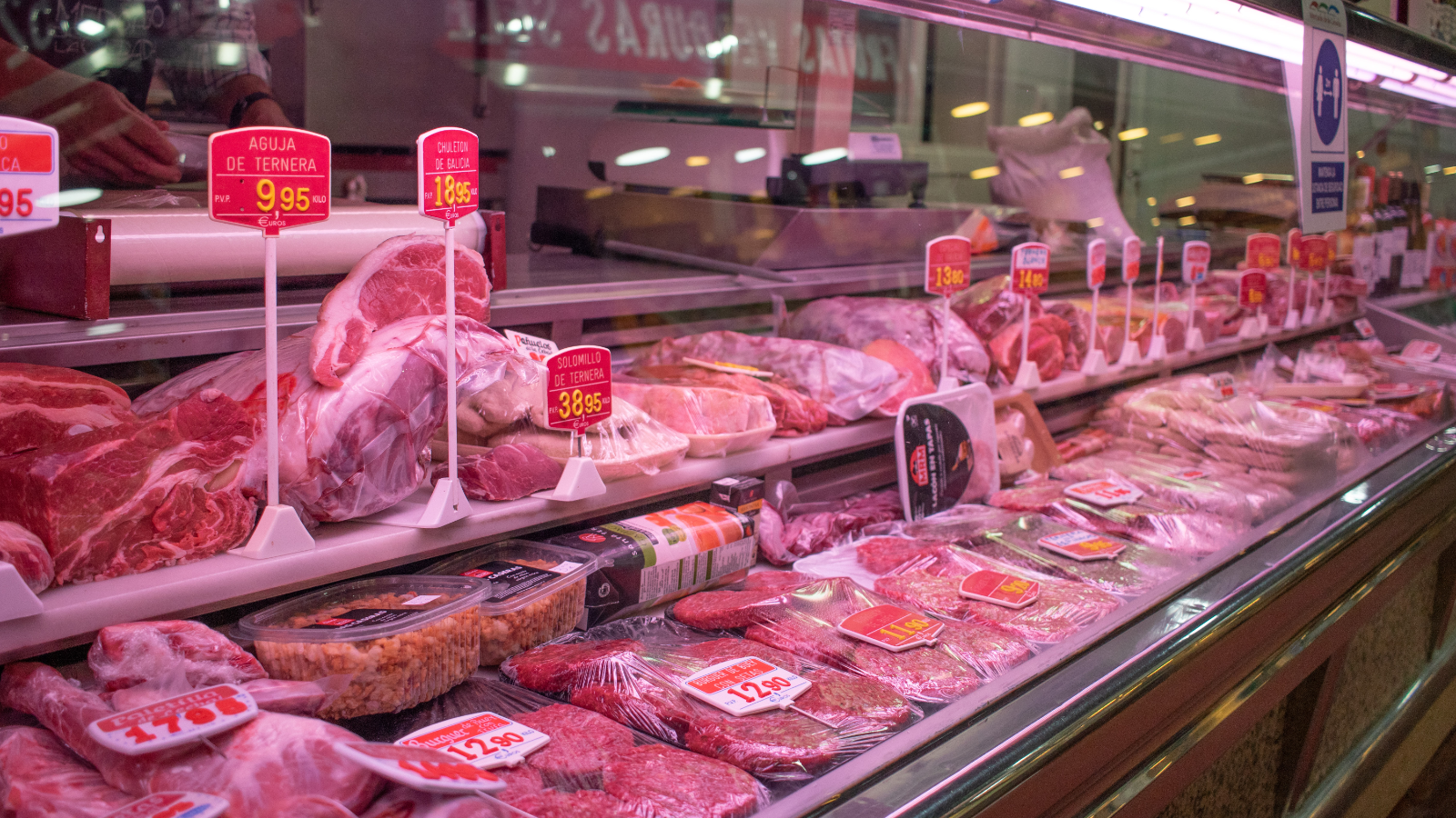 Especialidad en carnes y embutidos nacionales.