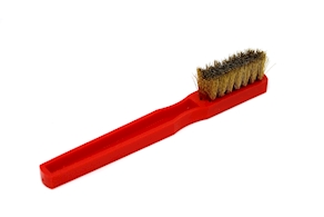 Cepillo Rojo para Ante de latón. 13 cm largo.